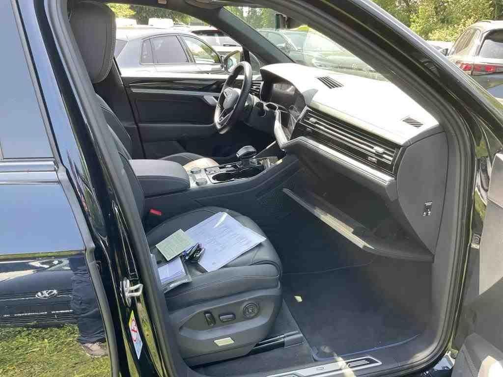 Volkswagen Touareg R 3.0TSI - Samsaru's Car Outlet