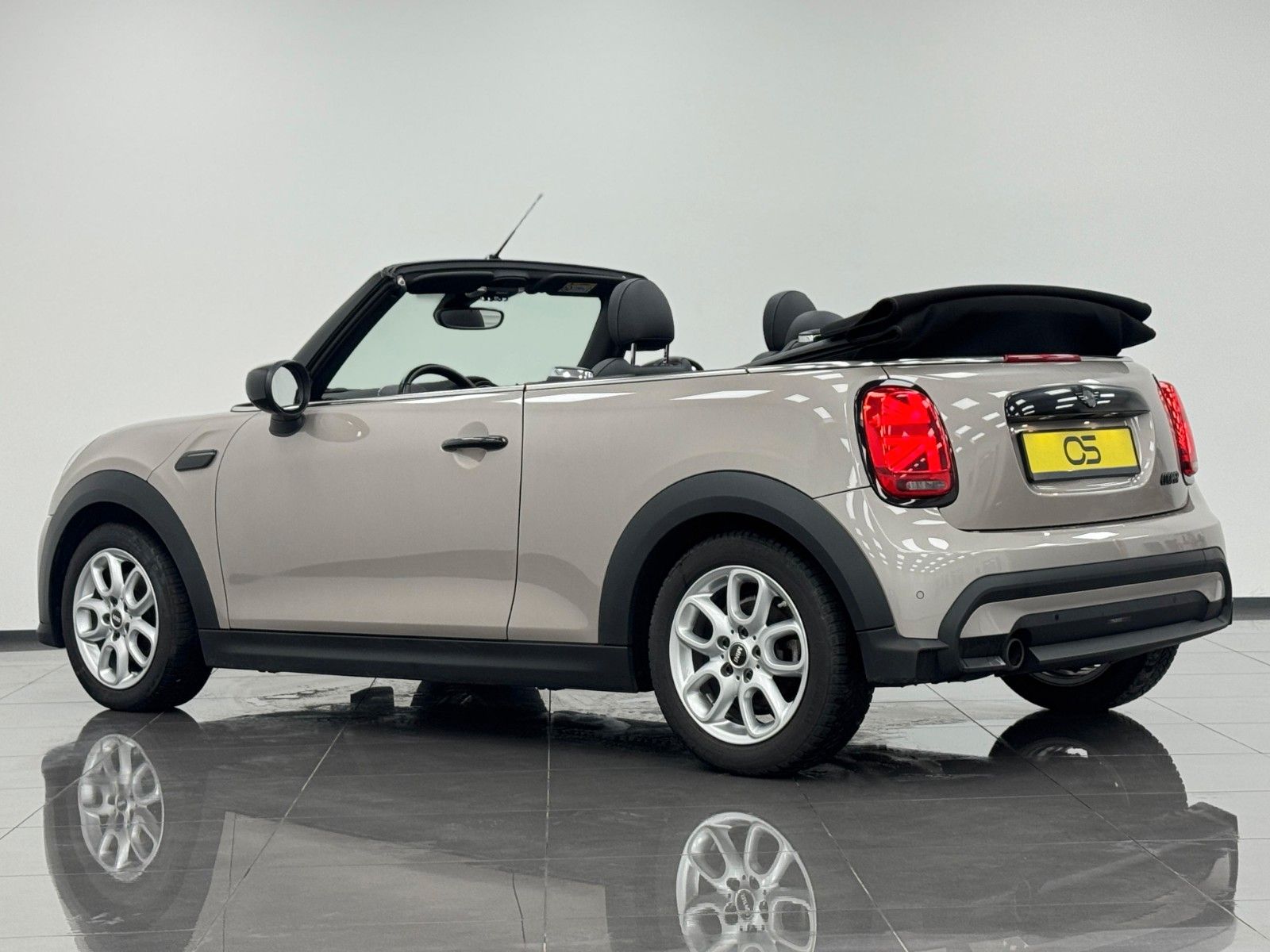 MINI Cabrio Cooper - Samsaru's Car Outlet