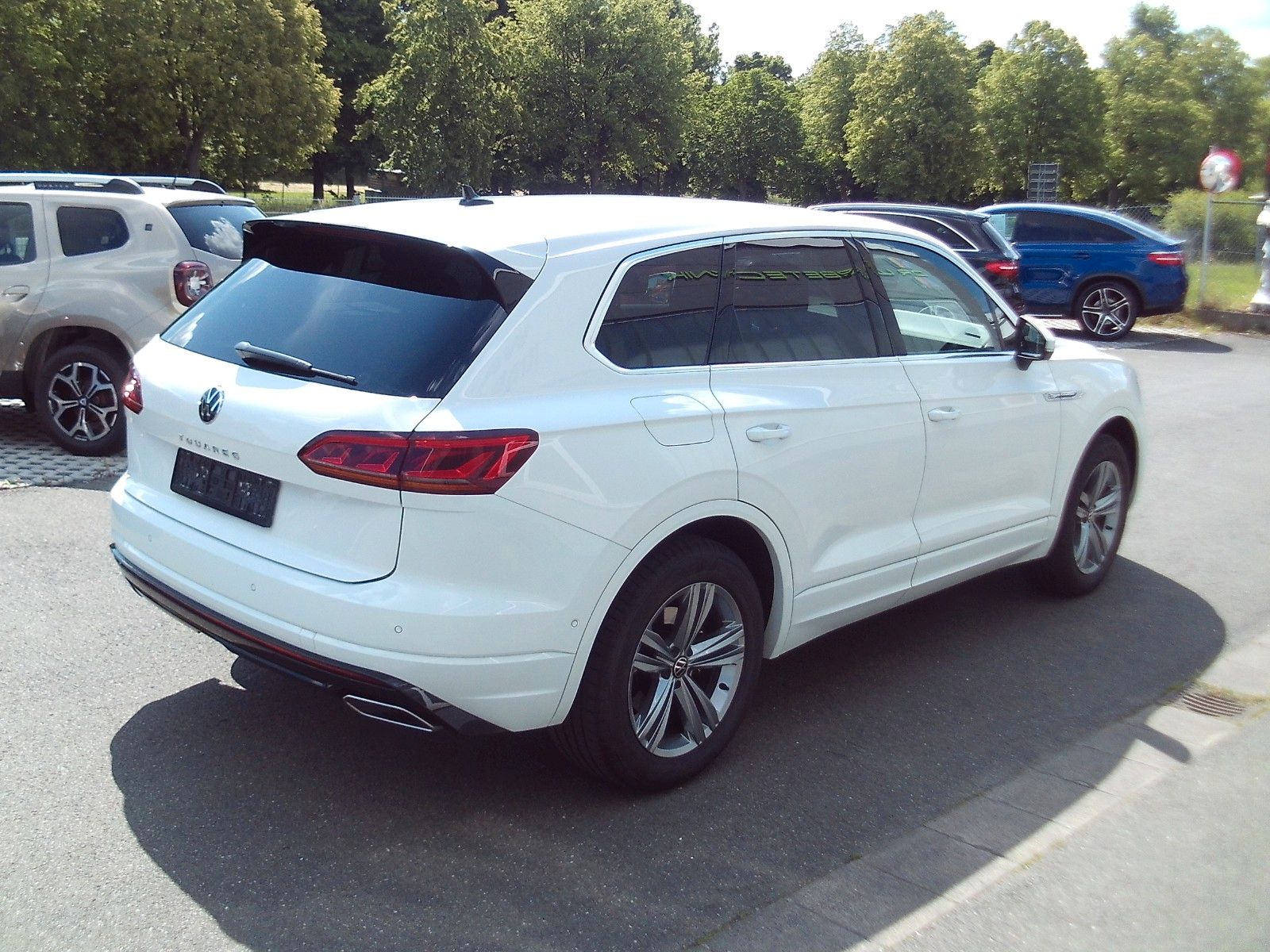 Volkswagen Touareg R-Line 4M - Samsaru's Car Outlet