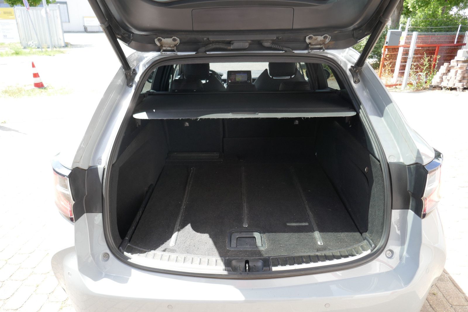 Toyota Corolla 2.0 Hybrid Lounge - Samsaru's Car Outlet