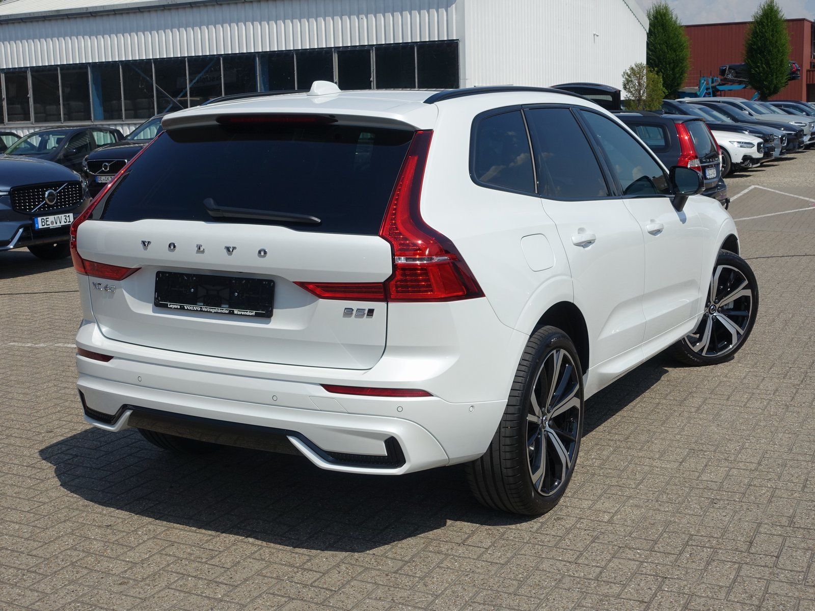 Volvo XC60 B5 AWD Plus - Samsaru's Car Outlet