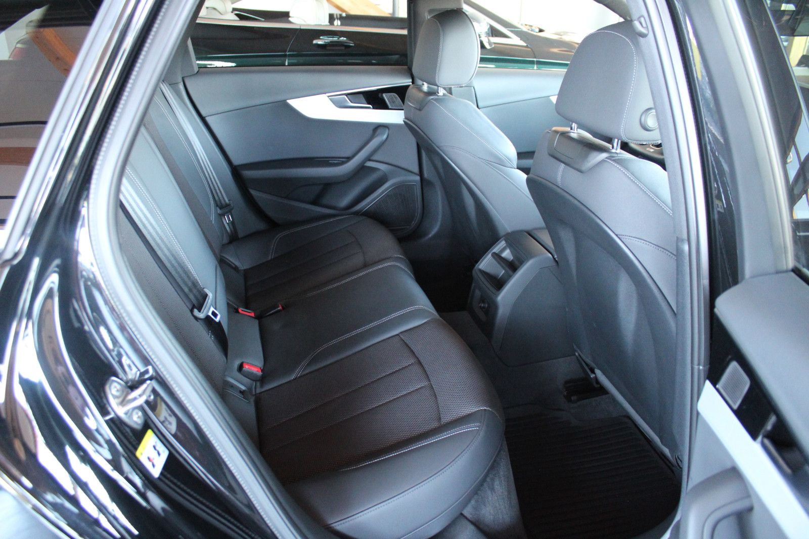 Audi A4 Avant 40 TDI quattro S line - Samsaru's Car Outlet