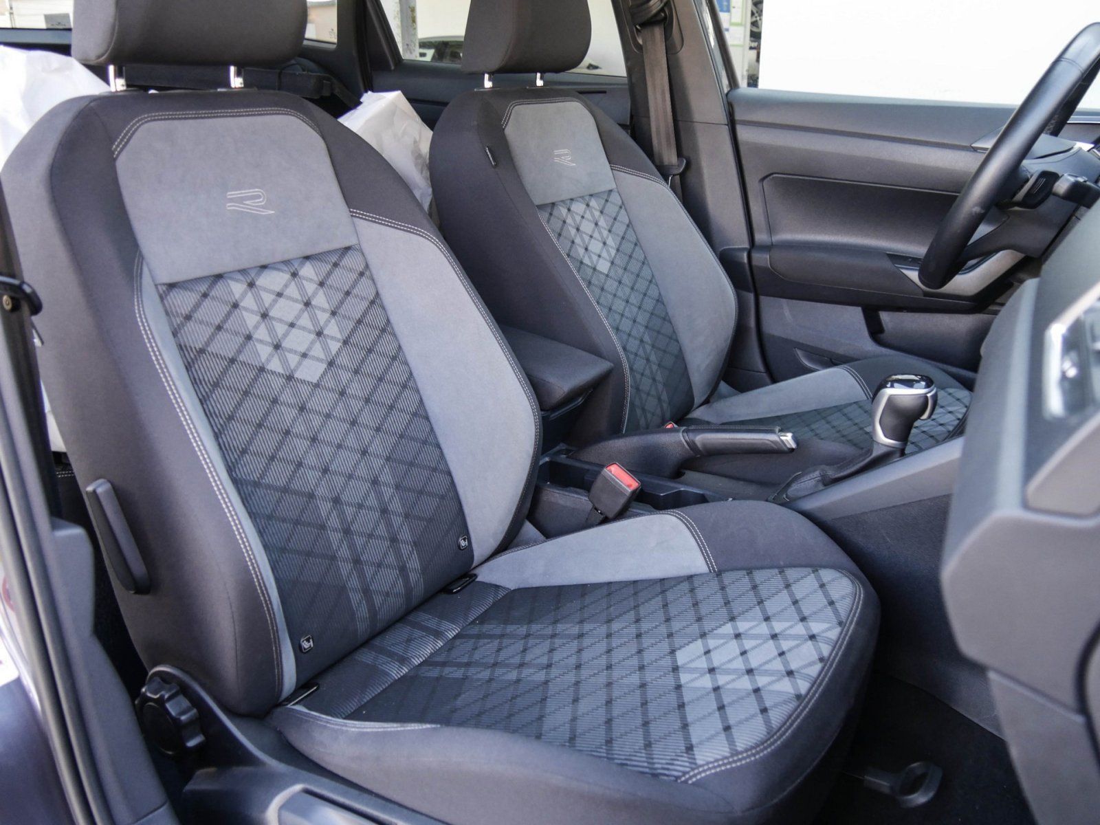 Volkswagen Taigo 1.5 TSI R-Line - Samsaru's Car Outlet