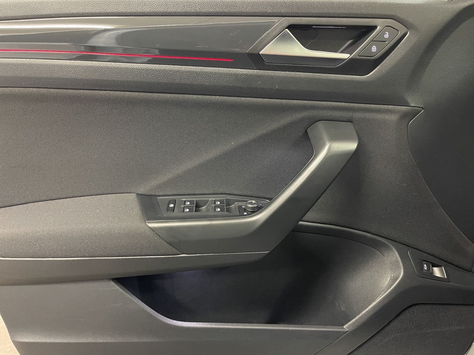 Volkswagen T-Roc 2.0 TSI Sport 4M - Samsaru's Car Outlet
