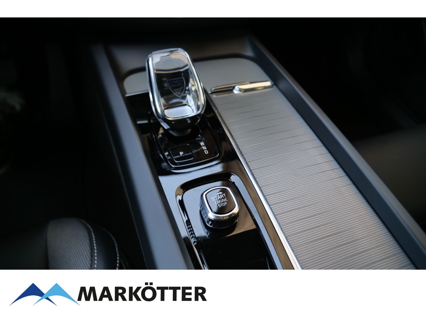 Volvo XC60 Plus Black Edition Plug-In Hybrid AWD T6 - Samsaru's Car Outlet
