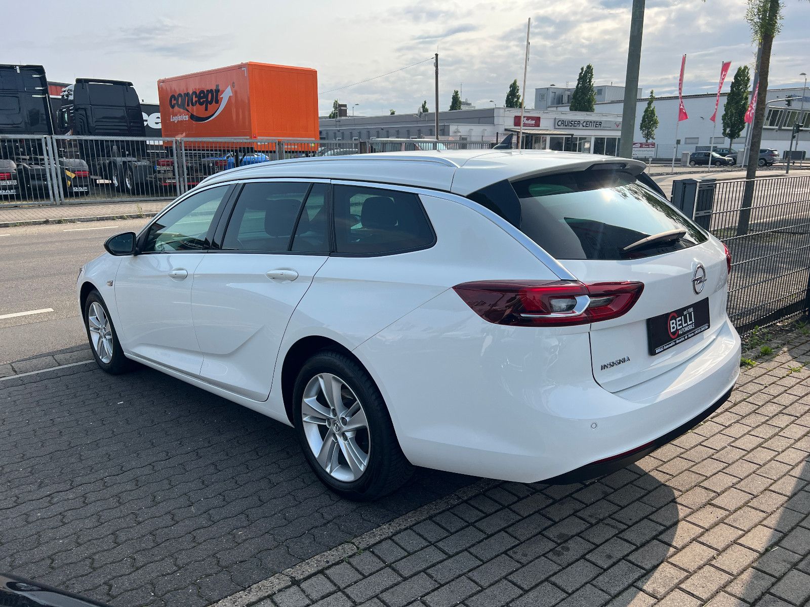 Opel Insignia B Sports Tourer Business - Samsaru's Car Outlet