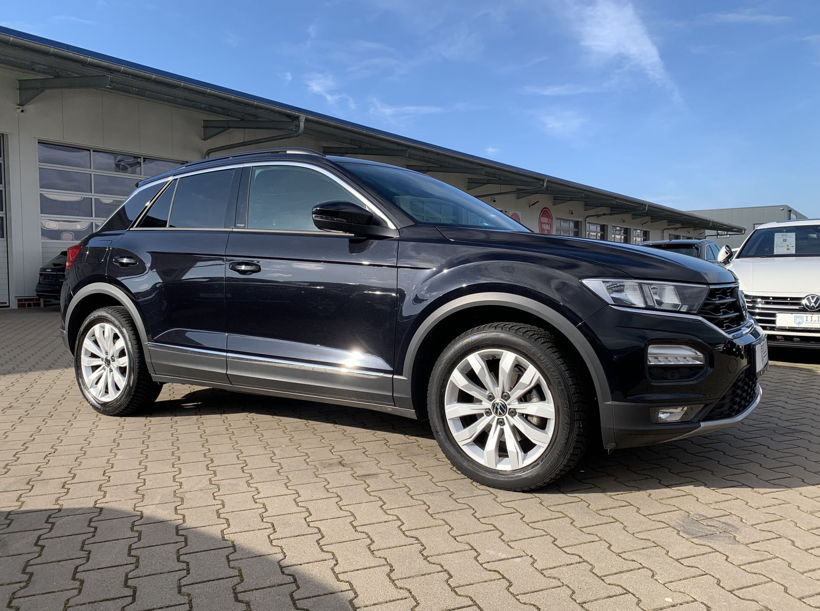 Volkswagen T-Roc 1.5 TSI Sport - Samsaru's Car Outlet