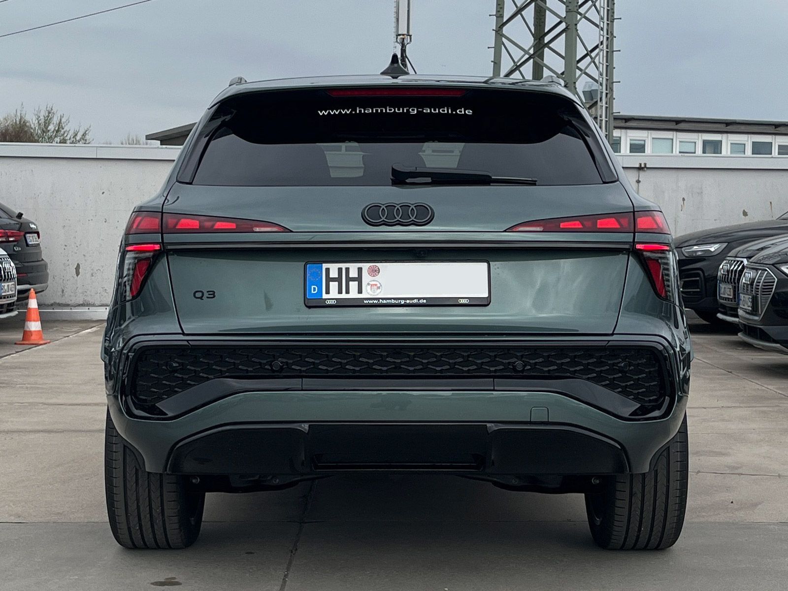 Audi Q3 TFSI 110 kW S tronic S line AHK Matrix OLED P