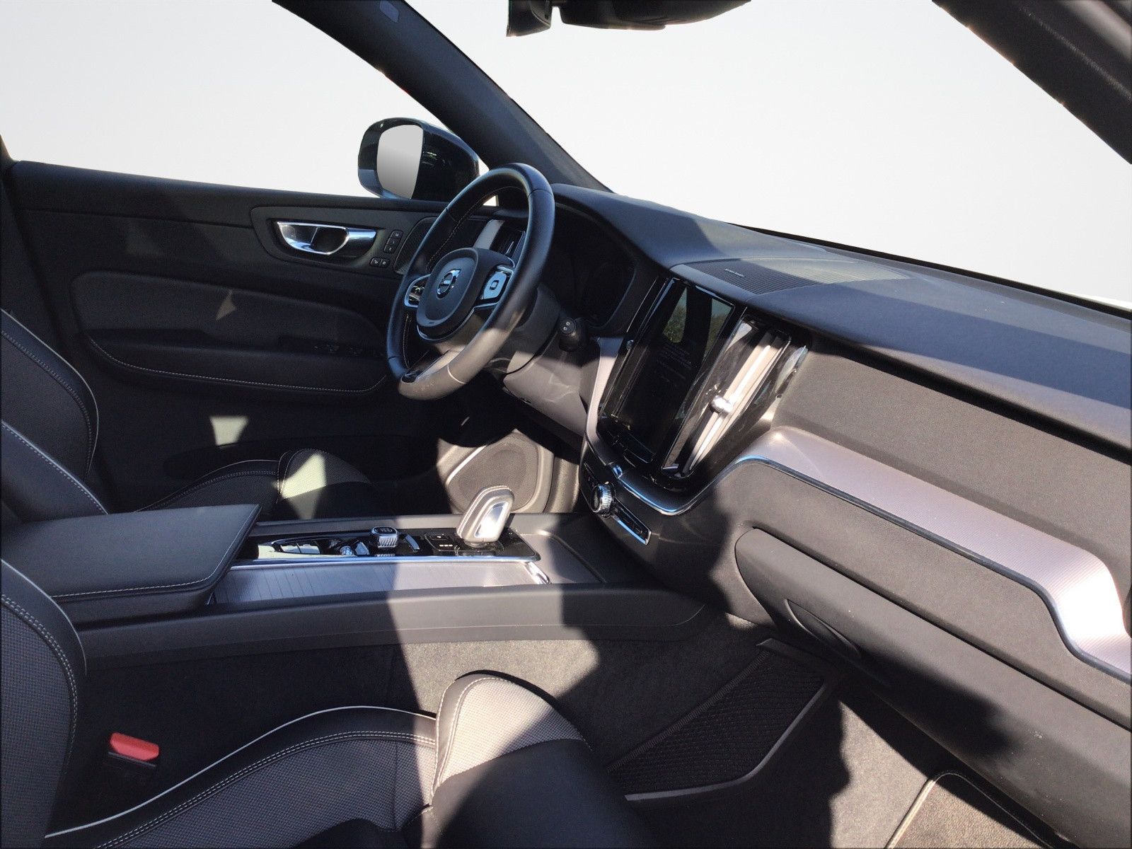 Volvo XC60 B5 AWD R Design - Samsaru's Car Outlet