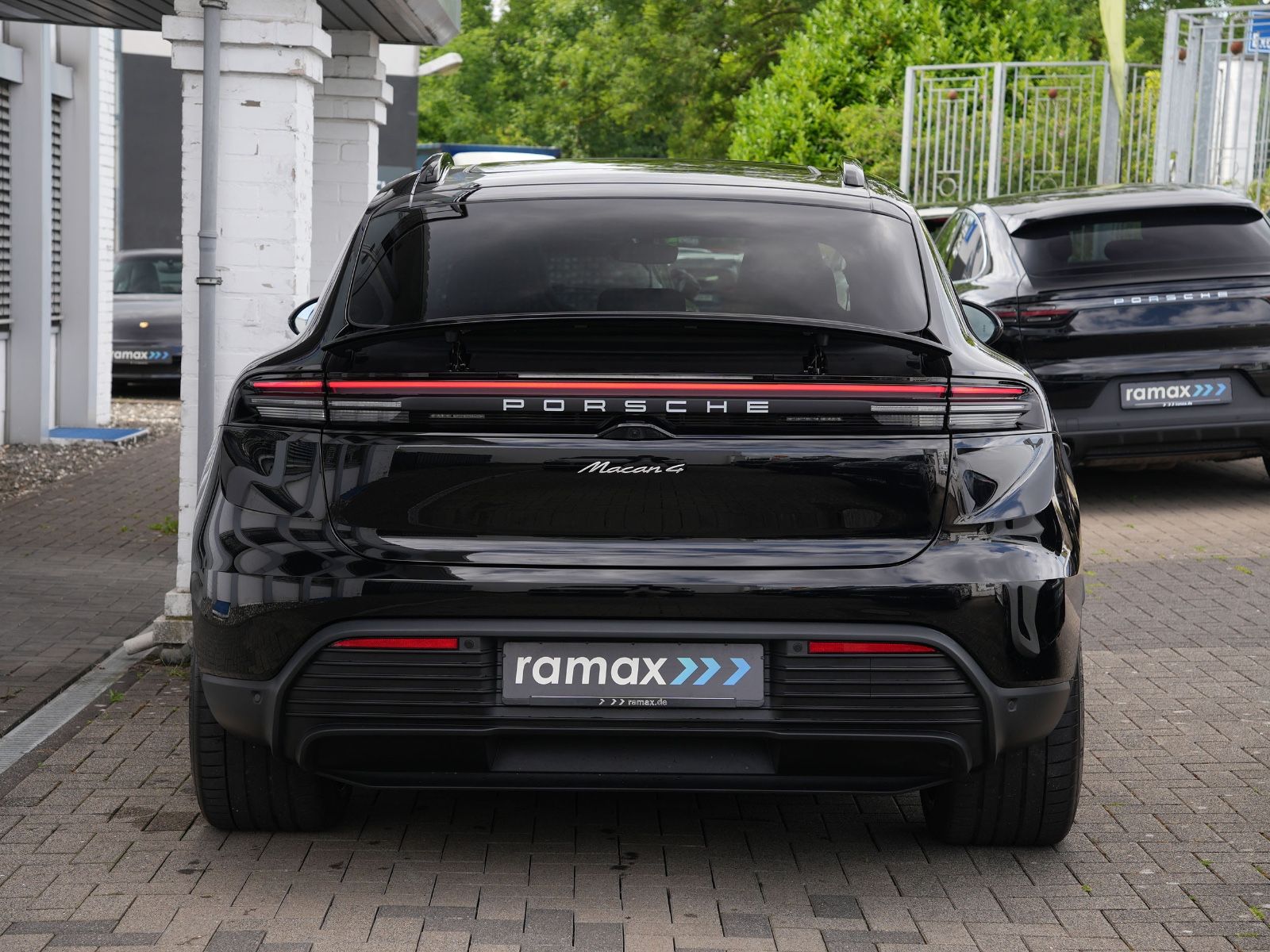 Porsche Macan 4 - Samsaru's Car Outlet