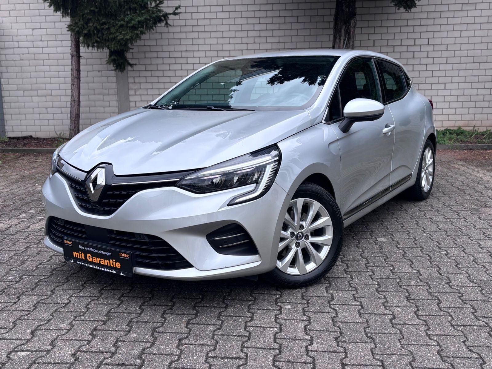 Renault Clio V Intens E-Tech Hybrid 140 - Samsaru's Car Outlet