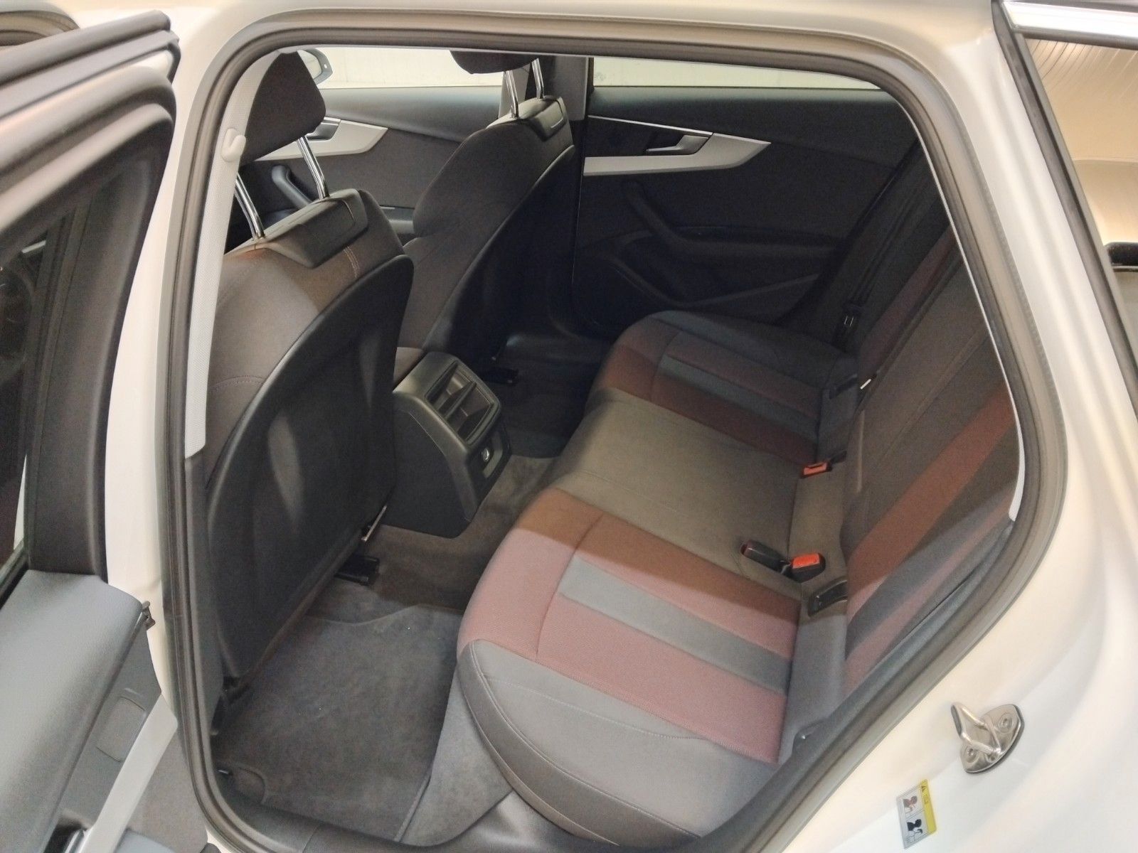 Audi A4 Avant 40 2.0 TFSI advanced - Samsaru's Car Outlet