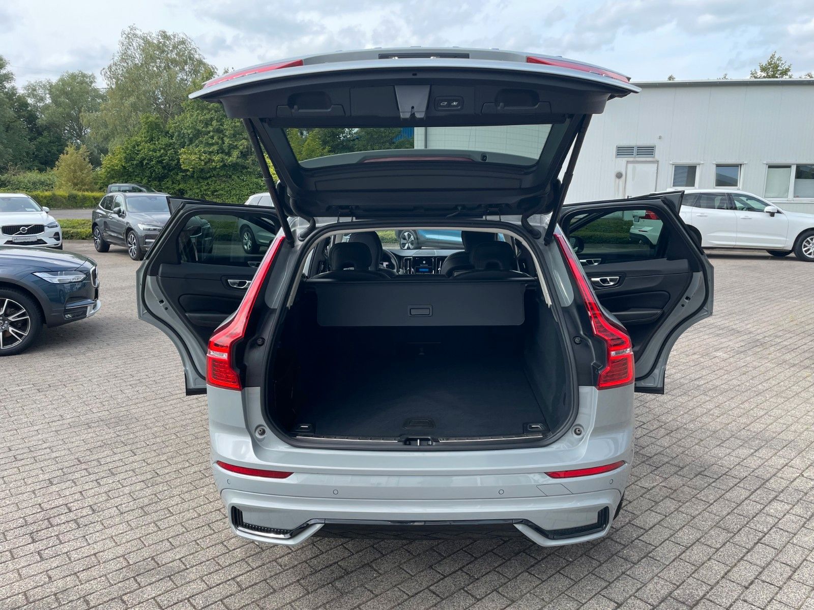 Volvo XC60 B5 AWD PLUS DARK-360-BLIS-H/K-Pilot-VollLED