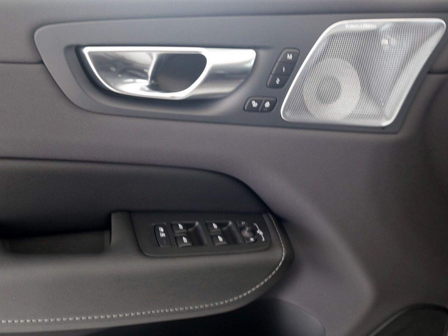 Volvo XC60 T6 Plus Black Edition Plug-In Hybrid AWD - Samsaru's Car Outlet