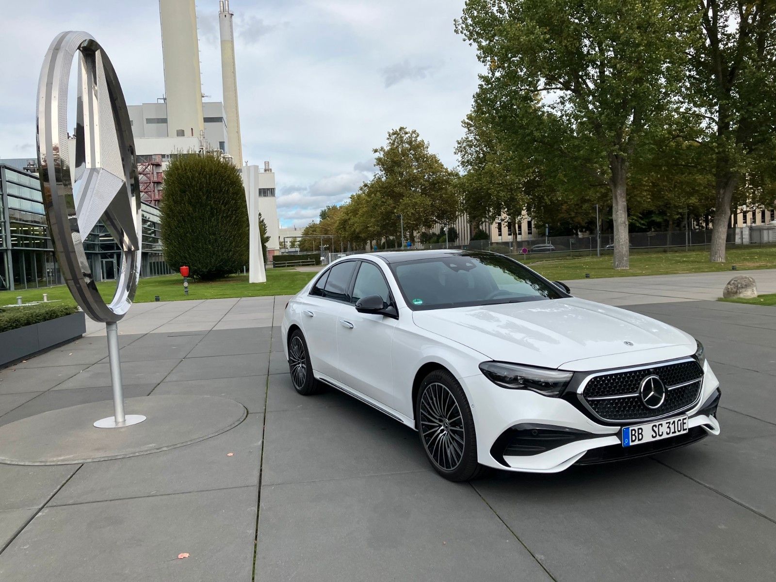 Mercedes-Benz E 400 e 4Matic AMG Line - Samsaru's Car Outlet