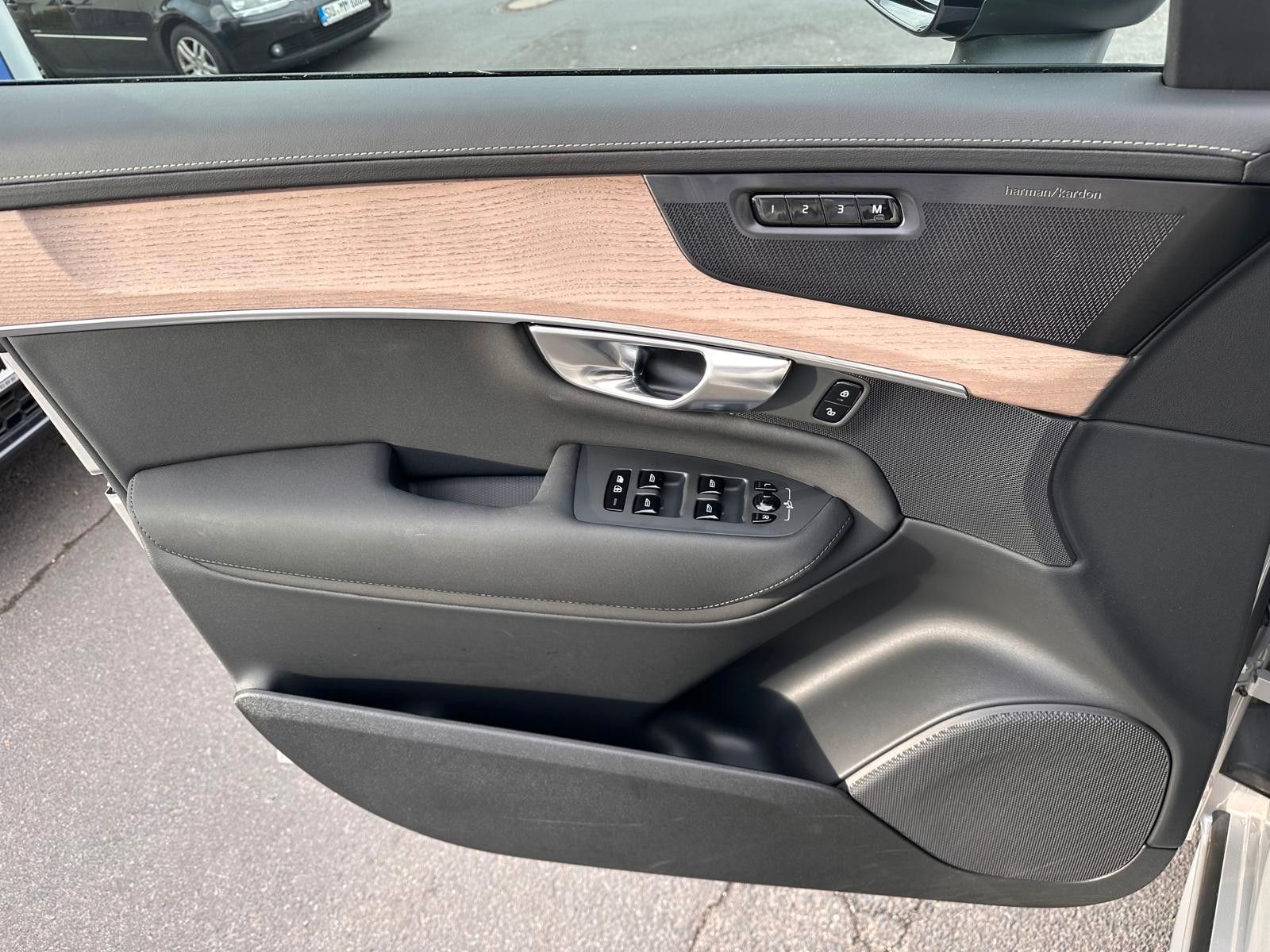 Volvo XC90 T8 AWD Plus Dark Facelift 7Sitzer,AHK,Pano