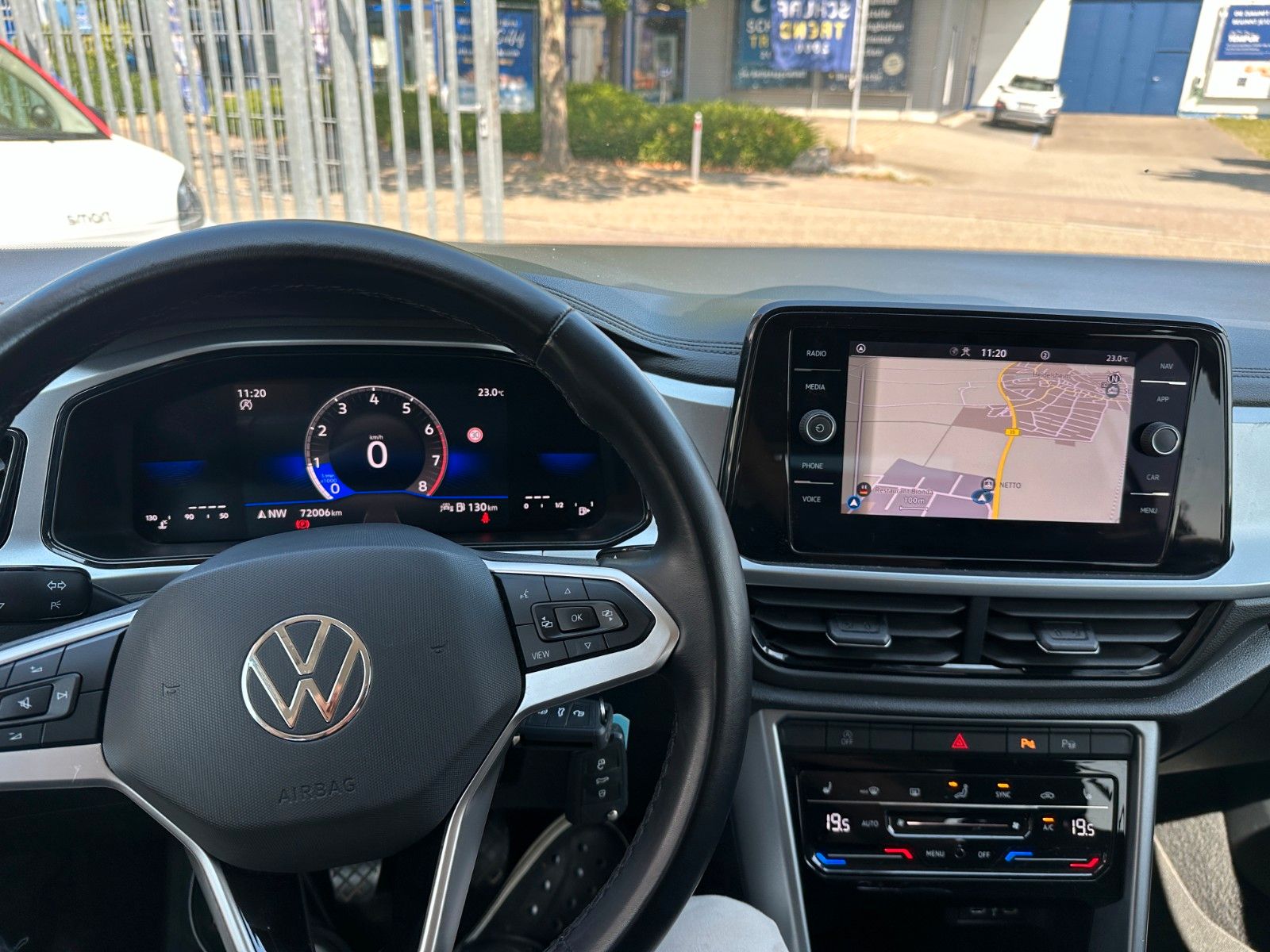 Volkswagen T-Roc Life - Samsaru's Car Outlet