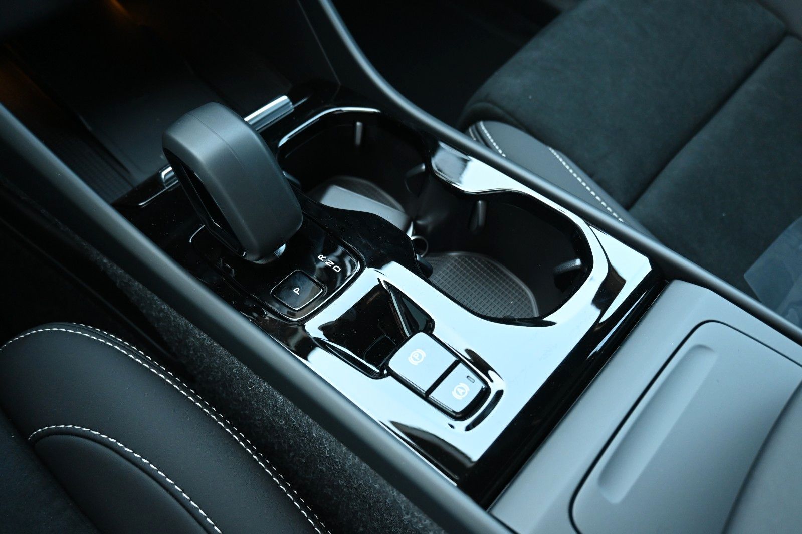 Volvo XC40 B4 DKG Plus Dark*FSHZG*360°*ACC*Allwetter*