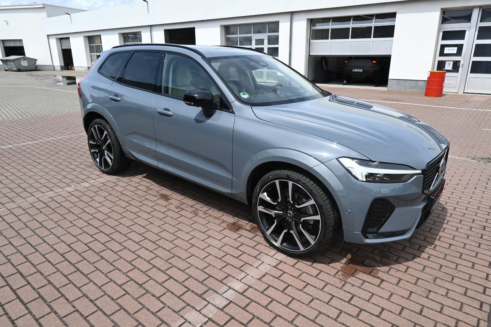 Volvo XC60 B4 D Ultimate Dark AWD - Samsaru's Car Outlet