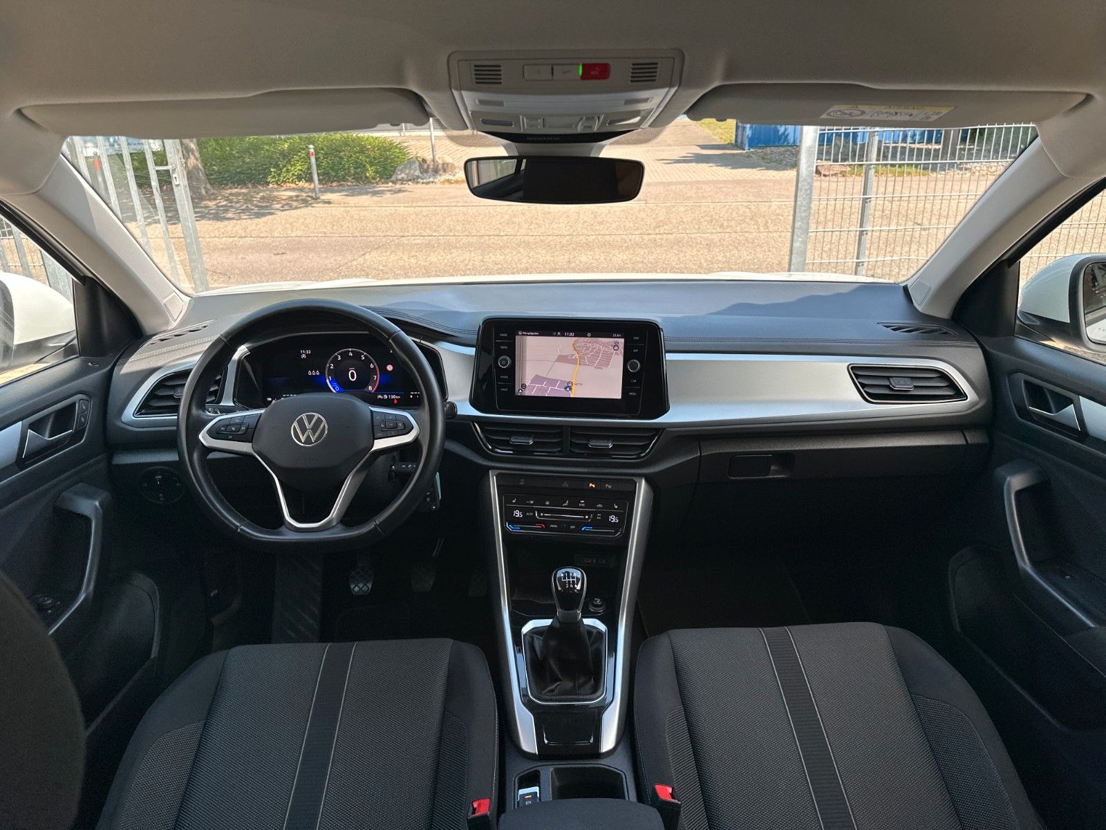 Volkswagen T-Roc Life - Samsaru's Car Outlet