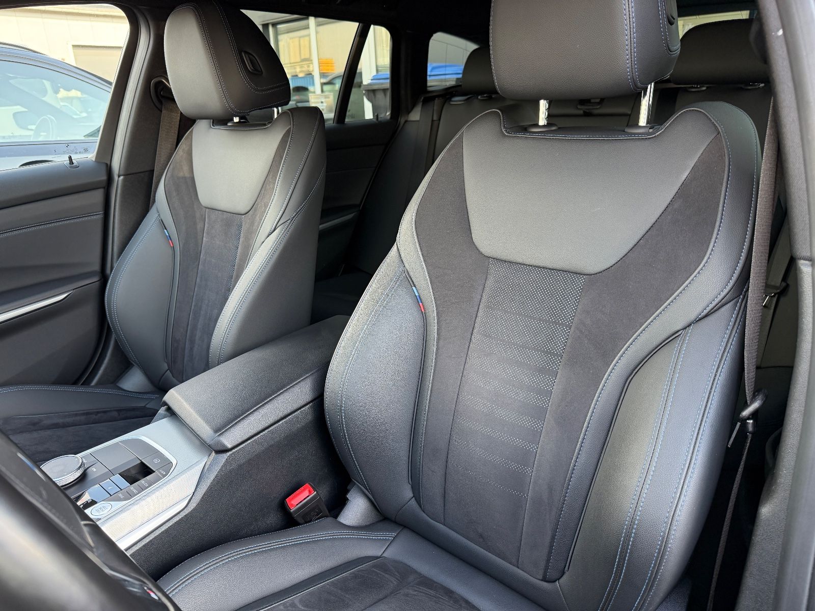 BMW 320 d xDrive M-SPORT - Samsaru's Car Outlet