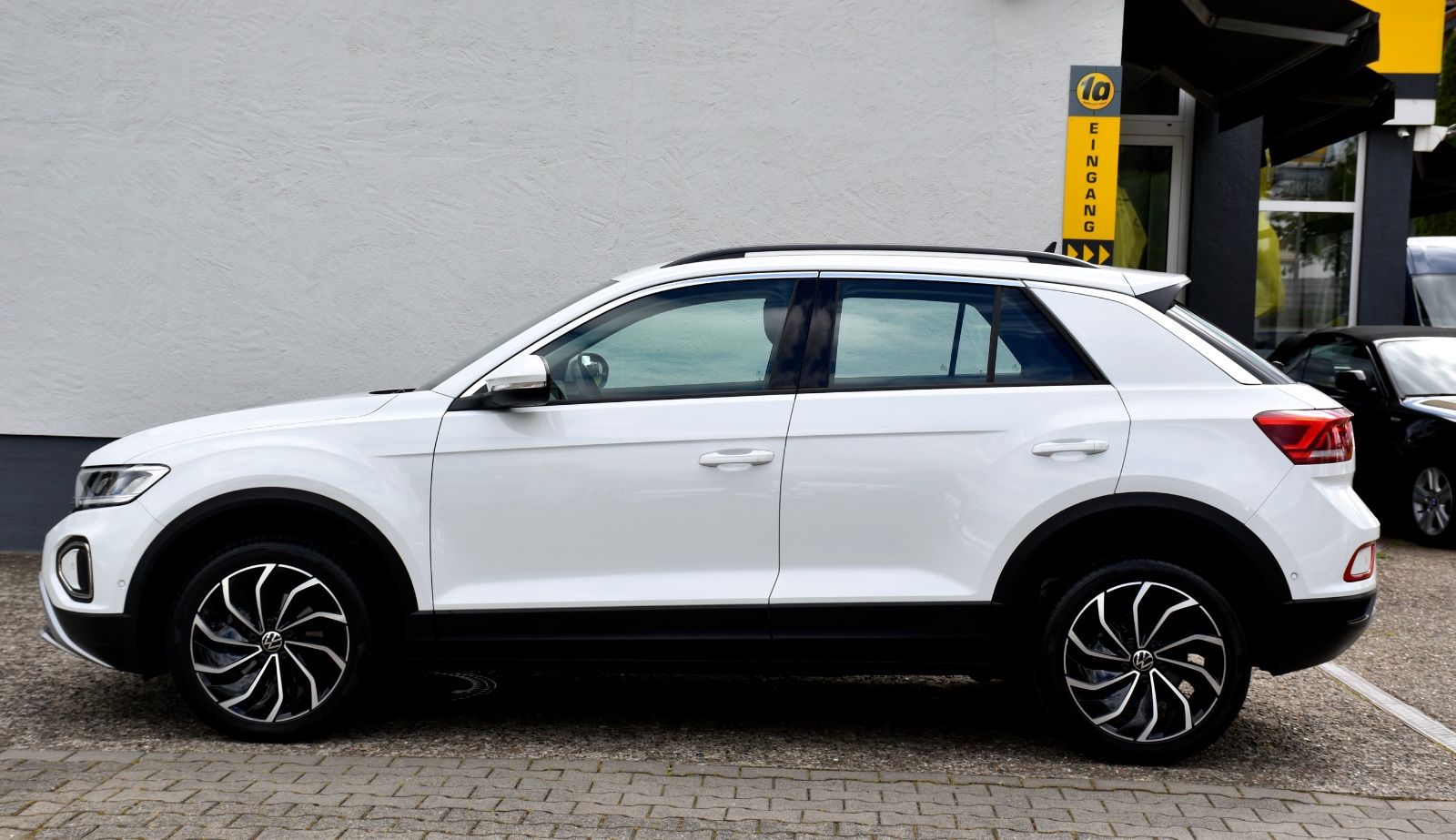 Volkswagen T-Roc Life - Samsaru's Car Outlet