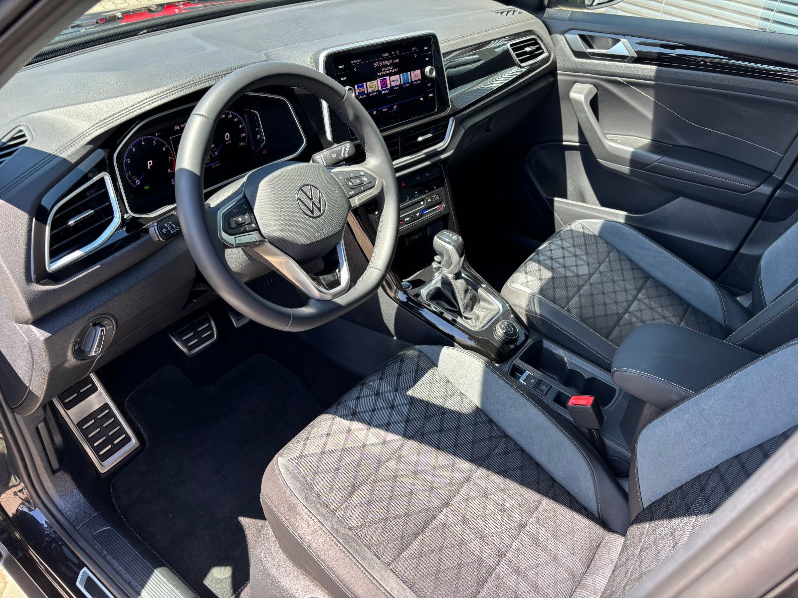 Volkswagen T-Roc 2.0 TSI 4MOTION R-Line - Samsaru's Car Outlet