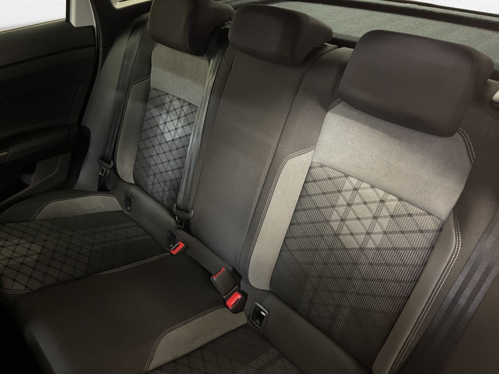 Volkswagen Taigo 1.5 TSI R-line Black - Samsaru's Car Outlet
