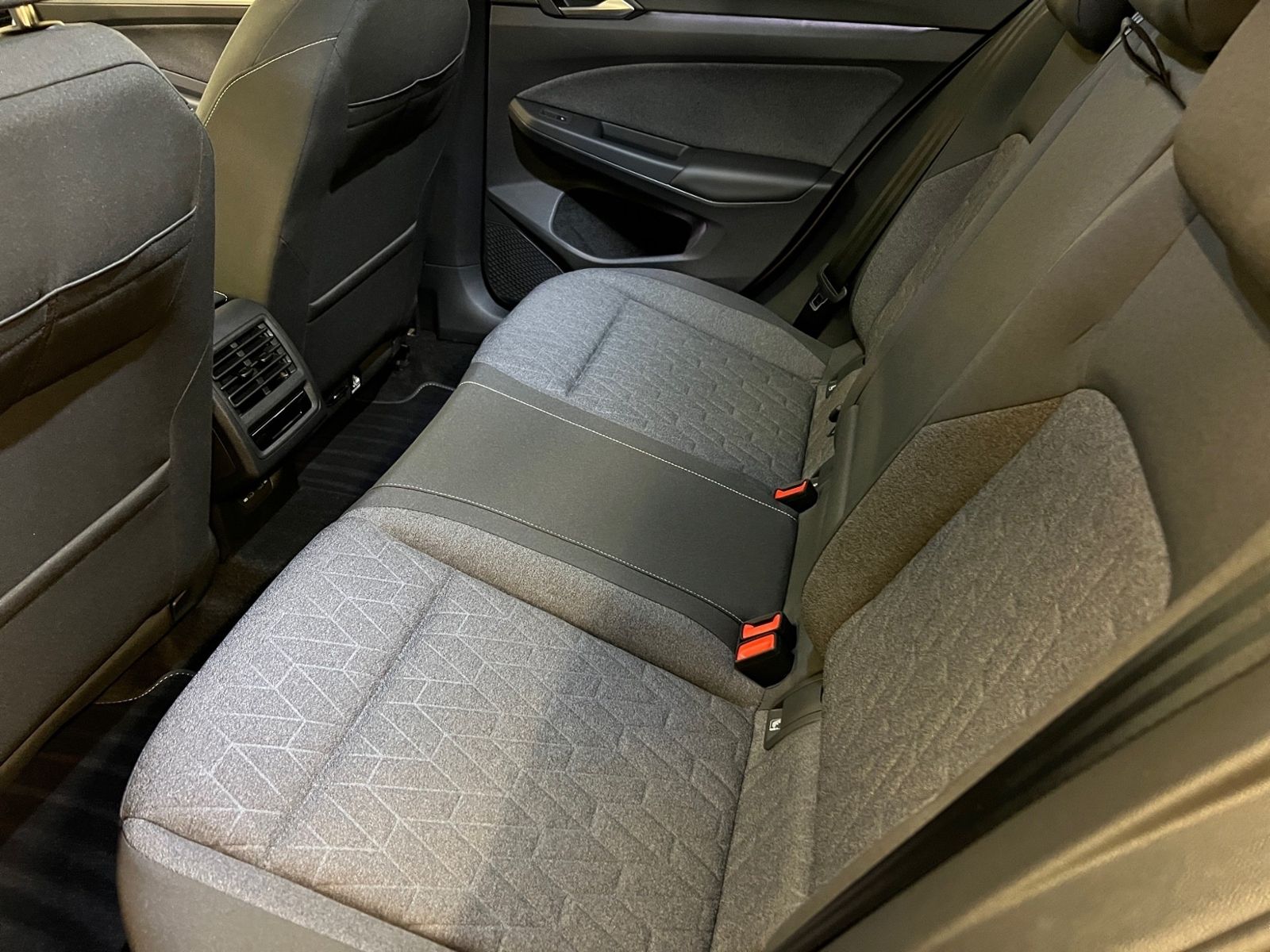 Volkswagen Golf VIII 1.0 eTSI - Samsaru's Car Outlet