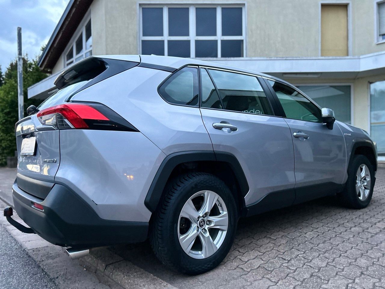 Toyota RAV4 Hybrid - Samsaru's Car Outlet
