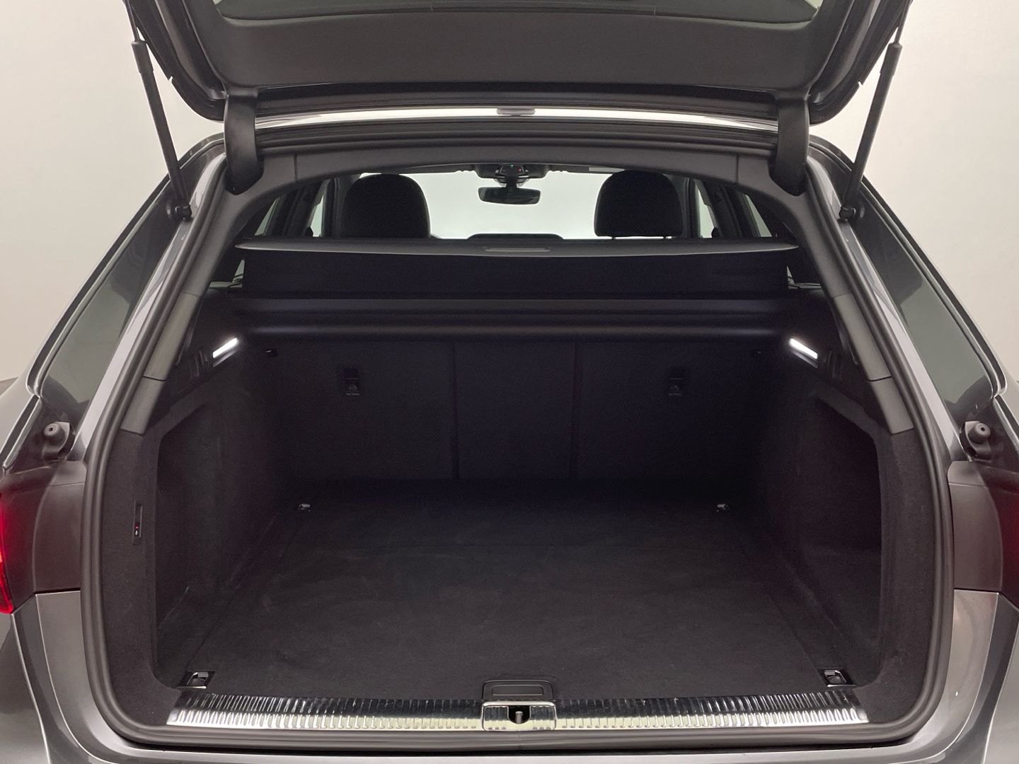 Audi A4 Avant 45 TFSI quattro S line - Samsaru's Car Outlet