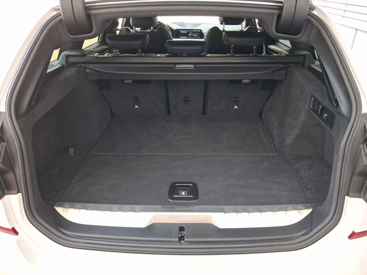 BMW 330e Touring M Sport - Samsaru's Car Outlet