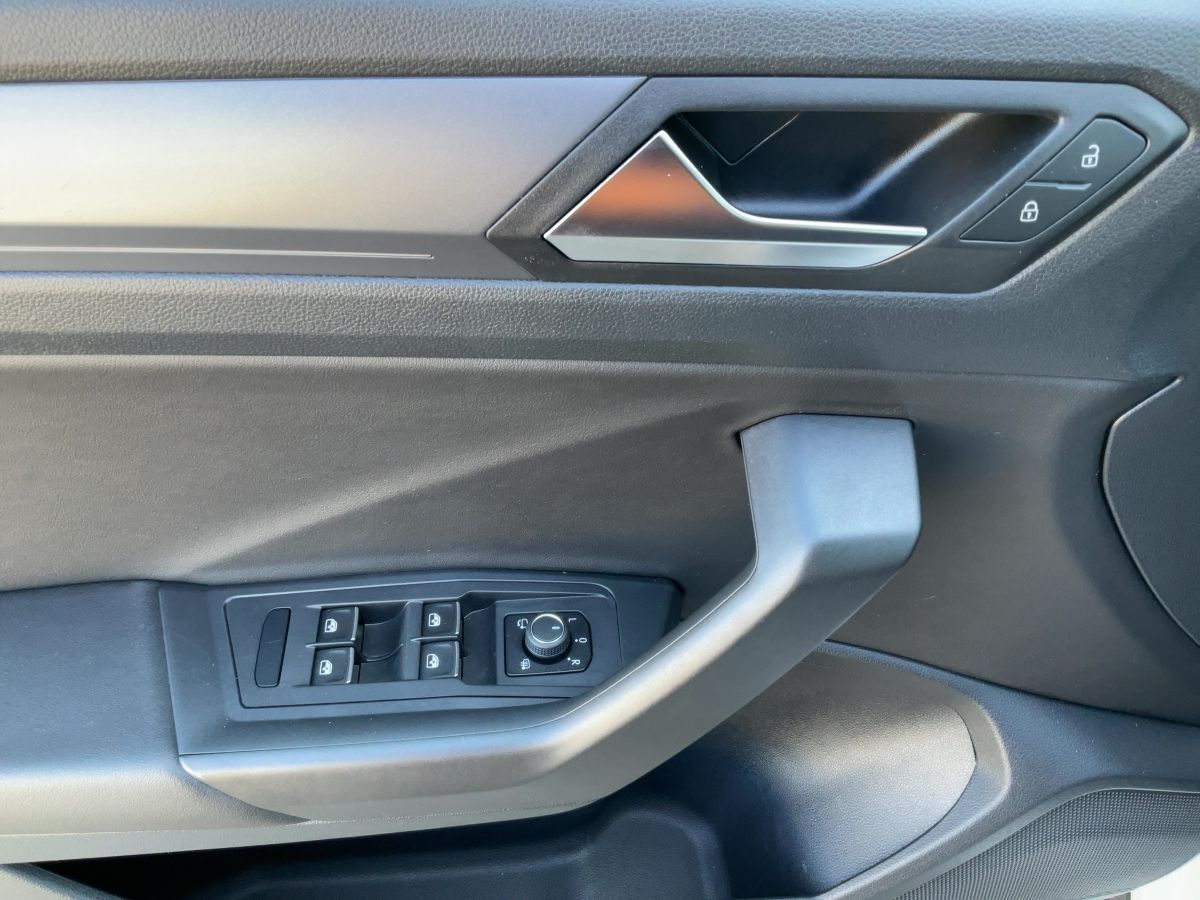 Volkswagen T-Roc 1.5 TSI DSG R-LINE - Samsaru's Car Outlet