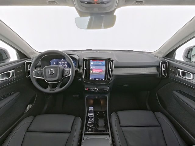 Volvo XC40 Plus Dark B4 20''LM Pano 360kam AHK Harman