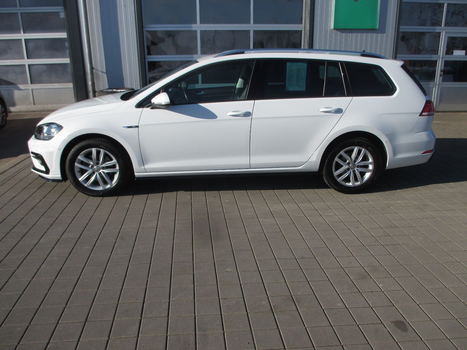 Volkswagen Golf 7 2.0 TDI R-Line - Samsaru's Car Outlet
