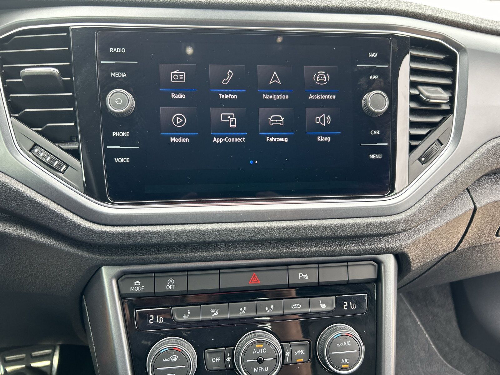 Volkswagen T-Roc R-LINE - Samsaru's Car Outlet