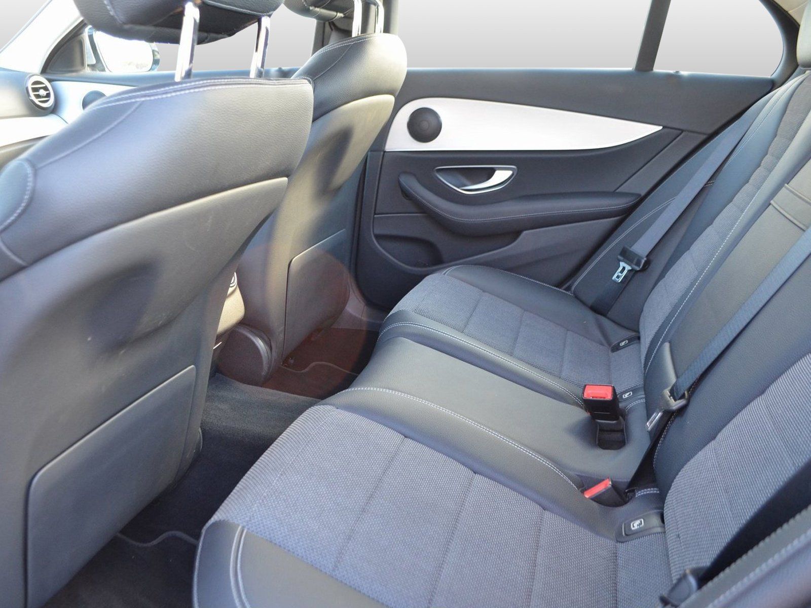 Mercedes-Benz E 300 de Exclusive 4M - Samsaru's Car Outlet
