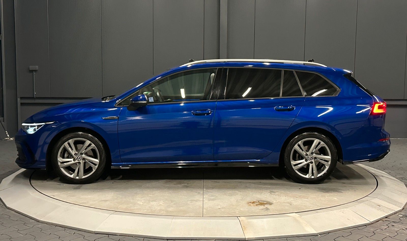 Volkswagen Golf Variant R-Line 4Motion*PANORAMA*AHK*Standhz
