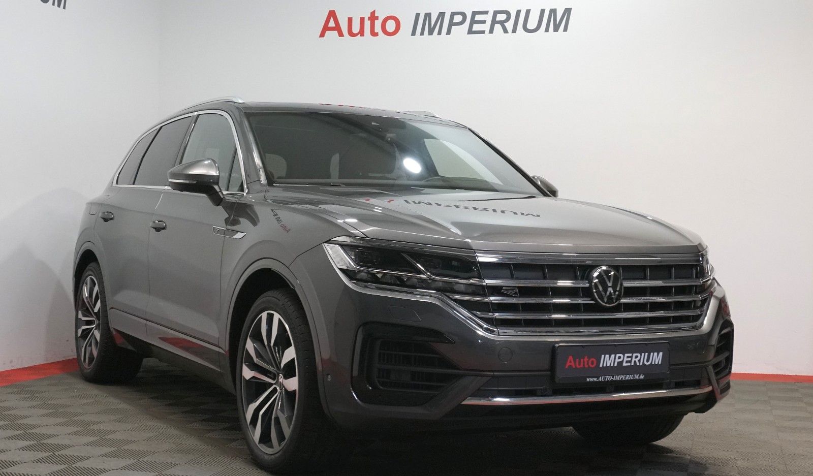 Volkswagen Touareg 3.0 TSI R-Line 4Motion - Samsaru's Car Outlet