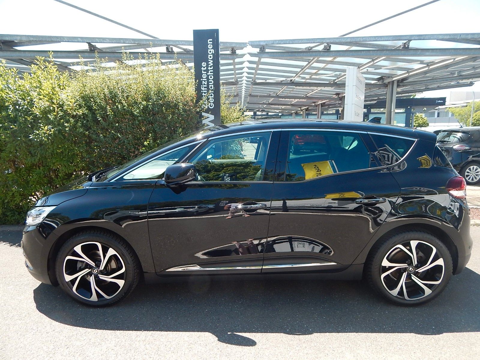 Renault Scenic TCe 140 Black Edition - Samsaru's Car Outlet