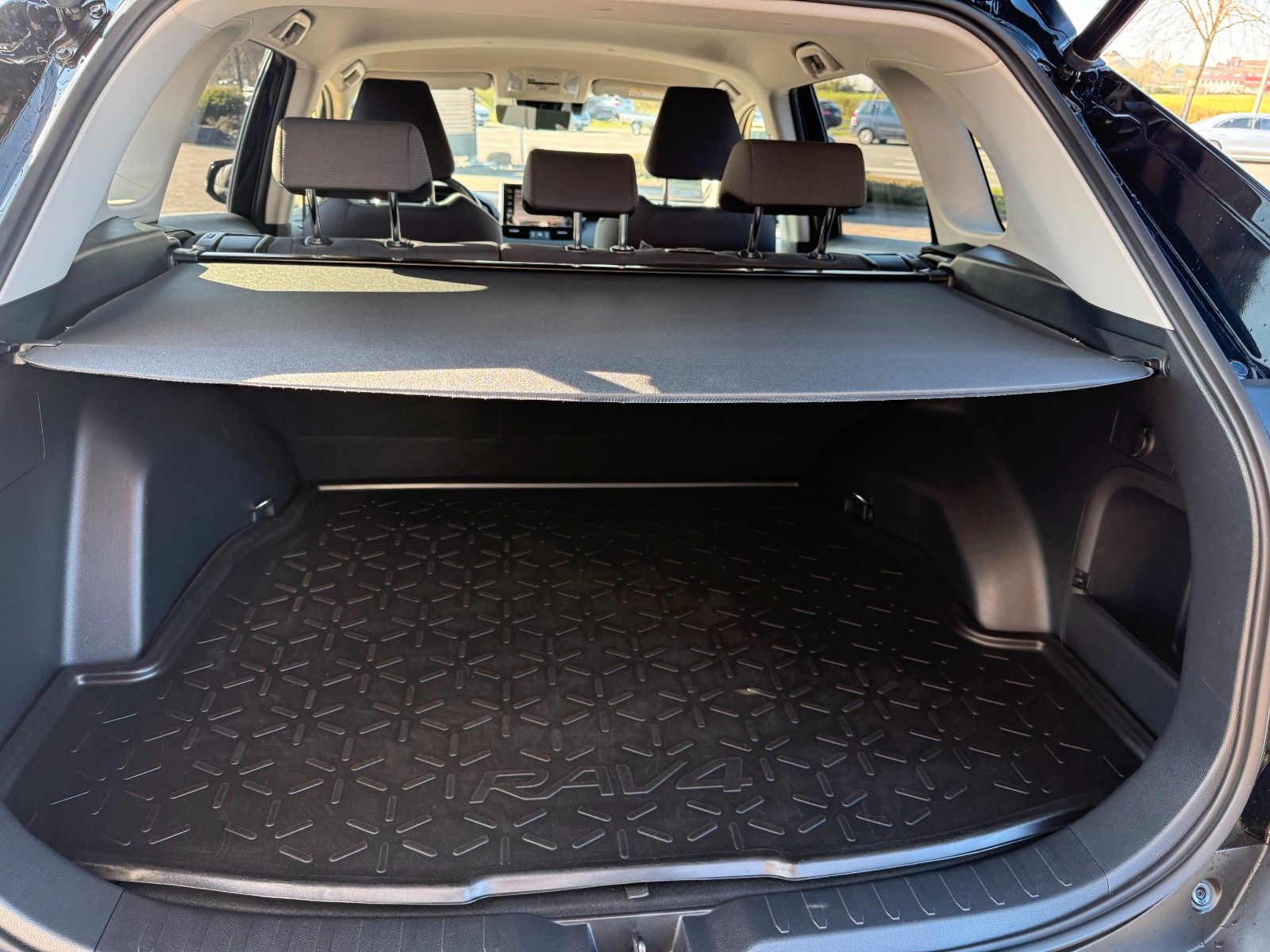 Toyota RAV4 Hybrid 4x2 Team - Samsaru's Car Outlet