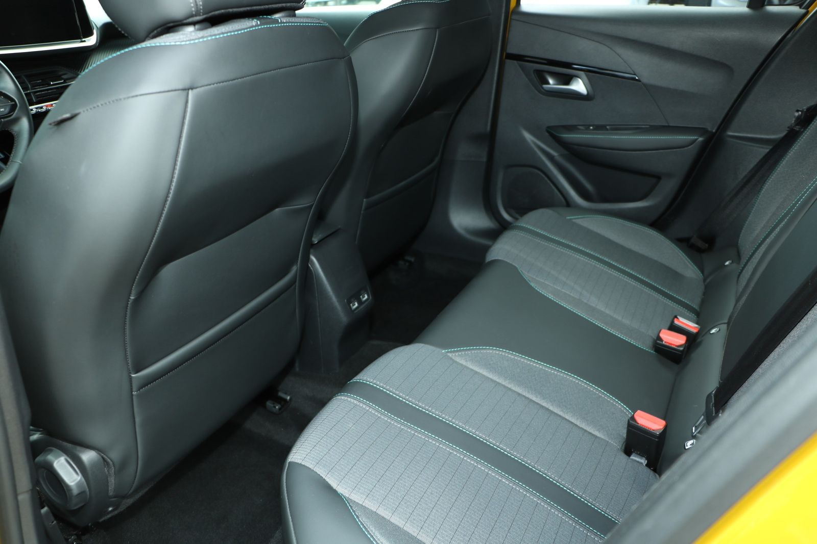 Peugeot E-208 e-Allure - Samsaru's Car Outlet