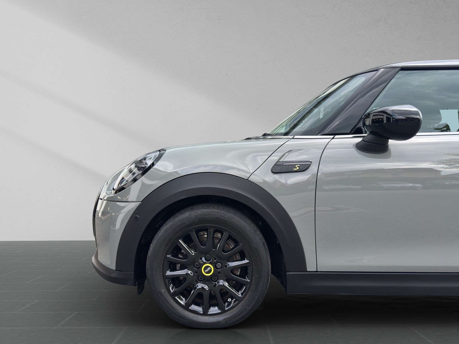 MINI Cooper SE Classic Piano Black - Samsaru's Car Outlet