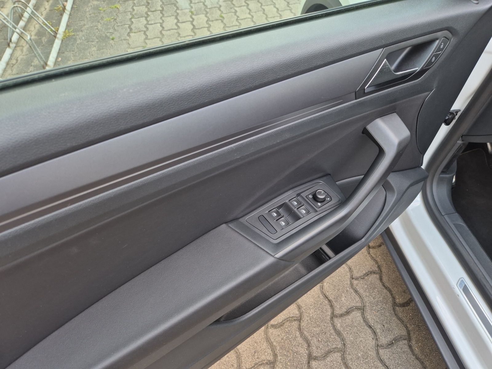 Volkswagen T-Roc TSI R-Line - Samsaru's Car Outlet