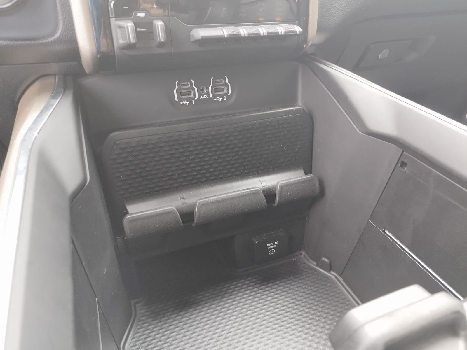 Dodge RAM 1500 Laramie Crew Cab 4x4  Kamera Leder LED