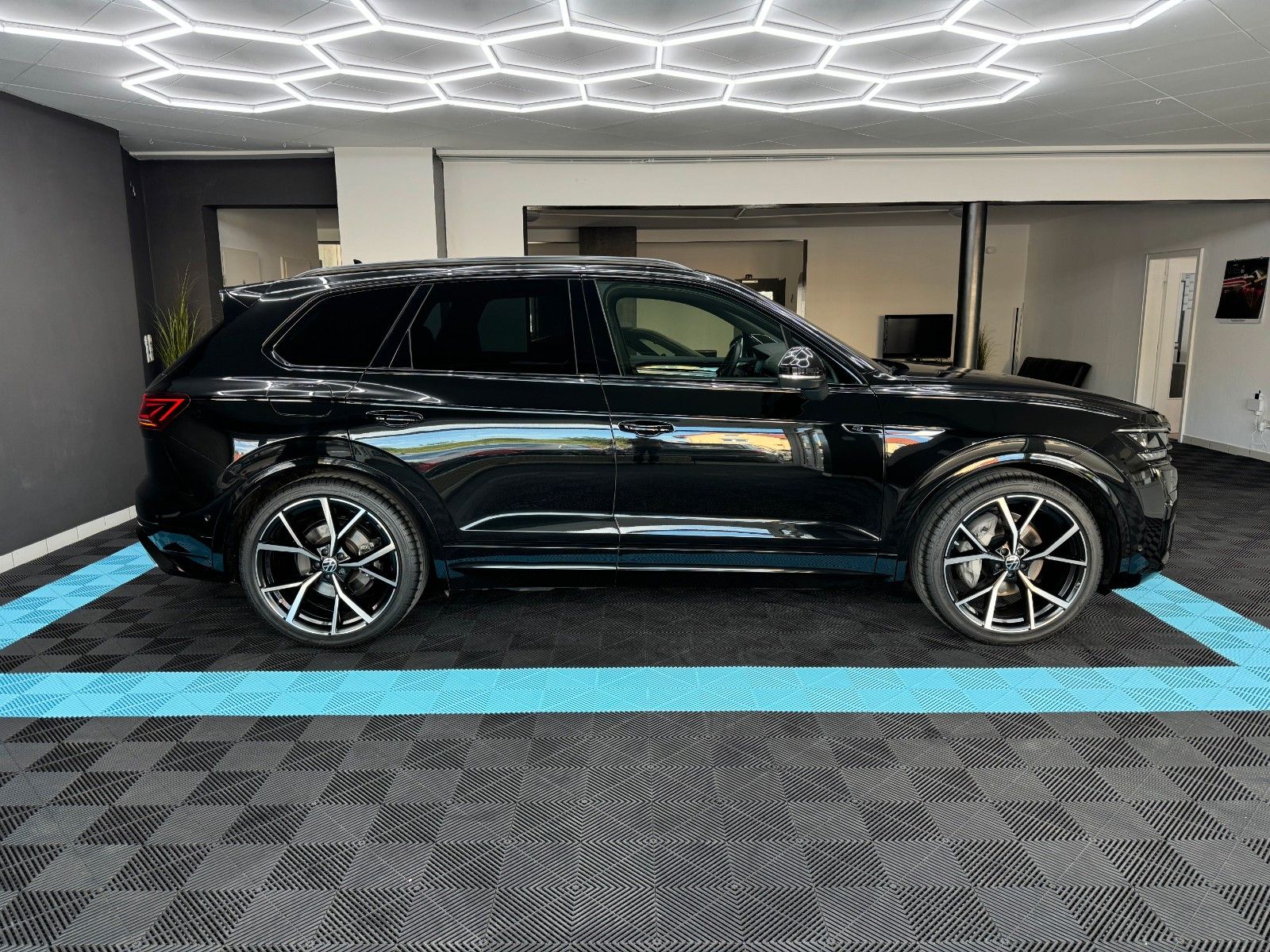 Volkswagen R-Line - Samsaru's Car Outlet