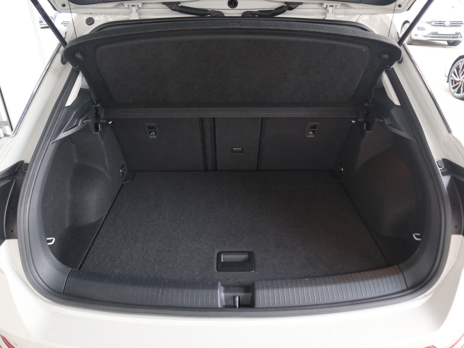 Volkswagen T-Roc 1.5 TSI DSG Life - Samsaru's Car Outlet