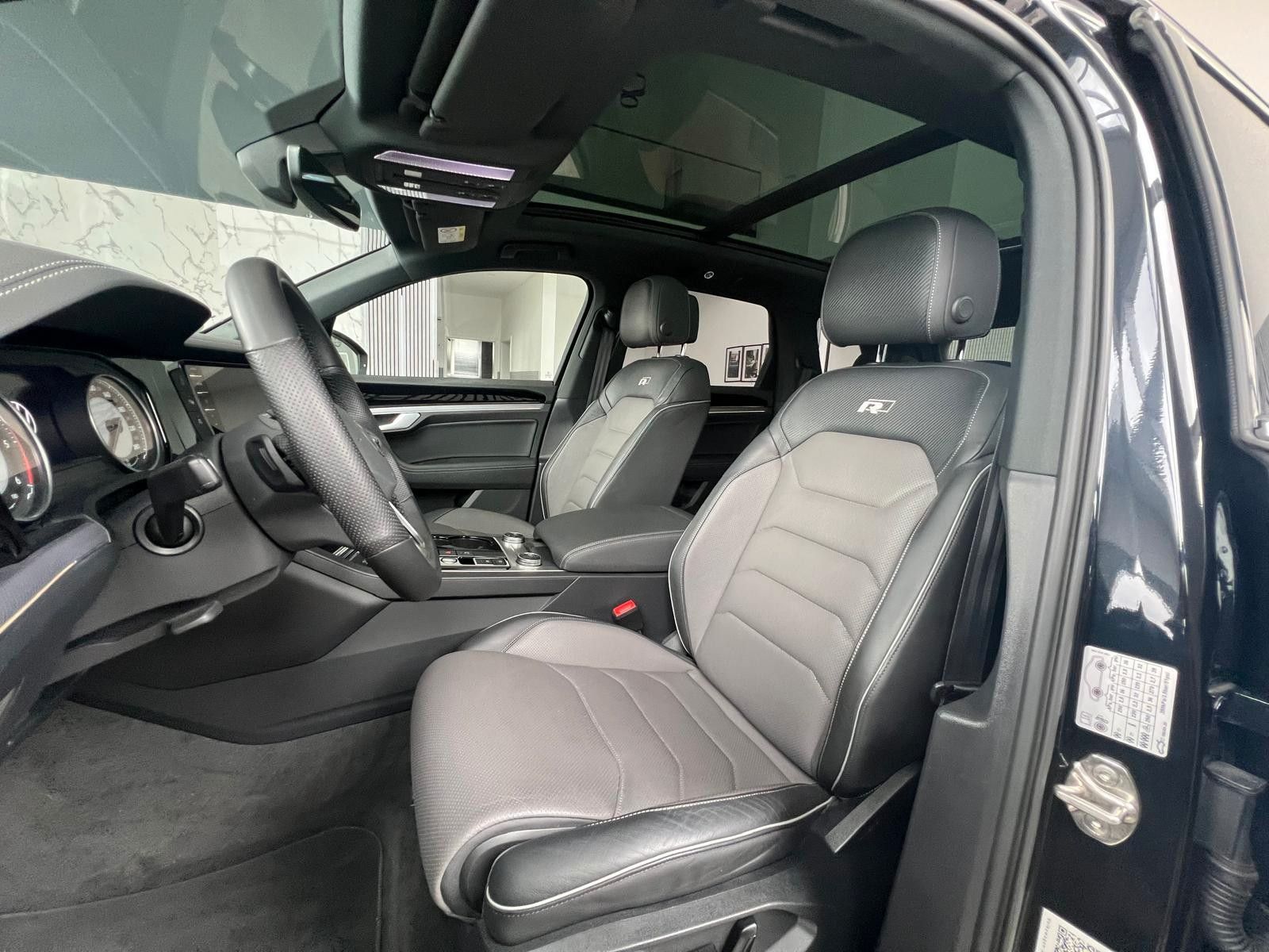 Volkswagen Touareg 3.0 TDI R-Line 4M - Samsaru's Car Outlet