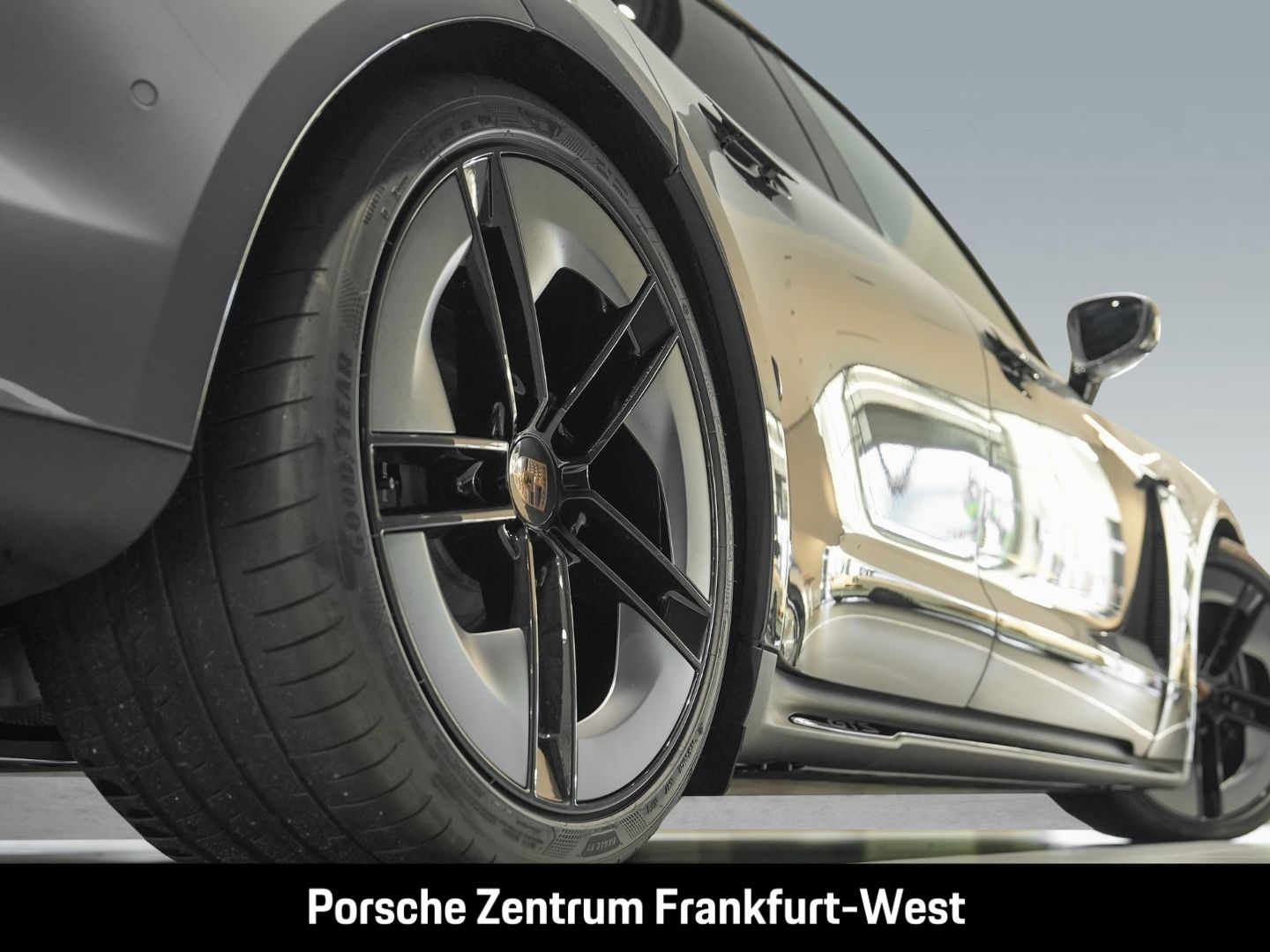 Porsche Taycan GTS Hinterachslenkung 21-Zoll Panoramadac