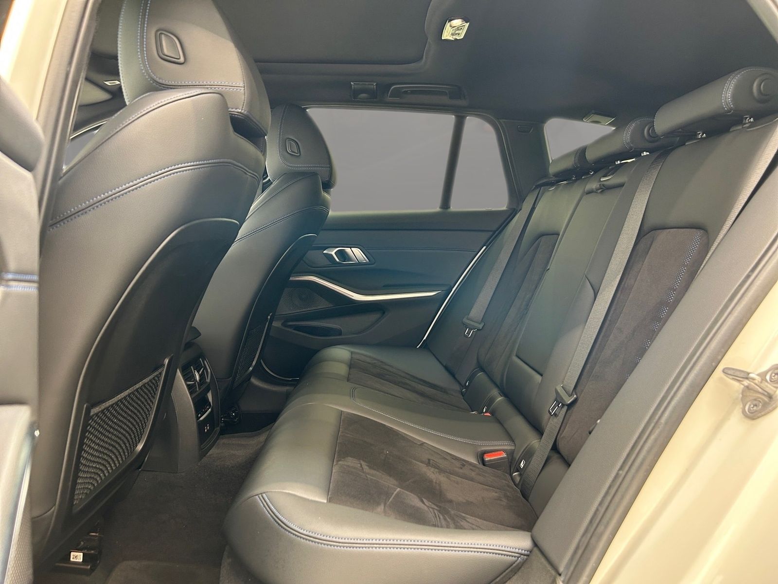 BMW 320i M Sport - Samsaru's Car Outlet